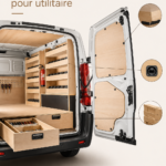 Aménagement en bois dans un utilitaire avec étagères et tiroirs.