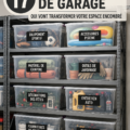 Un garage parfaitement organisé avec des étagères et des caisses de rangement
