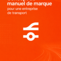 Personne examinant un manuel de marque pour une entreprise de transport, illustrant la création d'une identité visuelle forte.