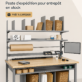Une station de packing bien organisée avec des fournitures d'expédition.