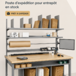 Une station de packing bien organisée avec des fournitures d'expédition.