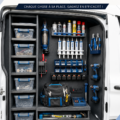 Un van organisé avec des rangements pratiques pour le travail