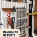 Rangement optimisé d'un van aménagé avec des solutions pratiques