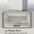 Vue intérieure d'une capsule de sommeil moderne et accueillante.
