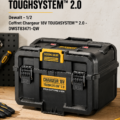 Coffret Chargeur 18V TOUGHSYSTEM™ de DEWALT sur un fond de chantier