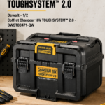 Coffret Chargeur 18V TOUGHSYSTEM™ de DEWALT sur un fond de chantier