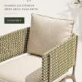 Salon extérieur moderne avec des chaises confortables et des plantes vertes