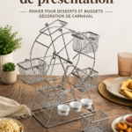 Un présentoir rotatif avec divers desserts colorés exposés pour une fête.