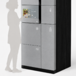 Réfrigérateur moderne avec écran tactile et compartiments organisés.