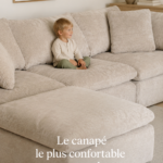 Un salon confortable avec un canapé moelleux en tissu doux, idéal pour se détendre.