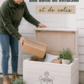 Boîte de livraison en bois sur une terrasse, prête à recevoir des colis.