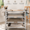 Un bureau bien rangé avec des solutions de rangement créatives.