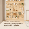 Tableau perforé en bois beige monté au mur avec divers outils et accessoires organisés