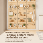 Tableau perforé en bois beige monté au mur avec divers outils et accessoires organisés