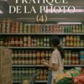 Une femme prenant des photos avec un appareil photo, illustrant la passion pour la photographie.