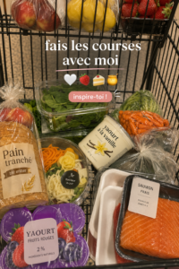 Femme faisant des courses au supermarché avec une liste en main, souriante et organisée.