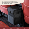 Cache-poubelle pour voiture suspendu dans un véhicule, illustrant sa praticité et son design.