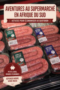 Femme souriante avec une liste de courses dans le supermarché, représentant une approche pragmatique du shopping alimentaire.