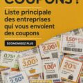 Femme regardant des coupons pour faire des économies sur ses courses.