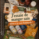 Femme dans une cuisine préparant un repas sain rapidement avec des ingrédients frais.