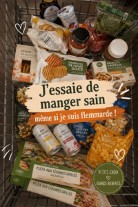 Femme dans une cuisine préparant un repas sain rapidement avec des ingrédients frais.