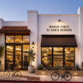 Vue du marché public de Santa Barbara avec des étals de produits locaux