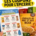 Femme souriante tenant des coupons de réduction pour les courses, entourée de produits alimentaires.
