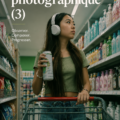 Femme prenant des photos avec un appareil photo dans un parc, illustrant la pratique de la photographie.