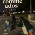 Une mère et sa fille adolescente discutent avec bienveillance dans un cadre chaleureux.
