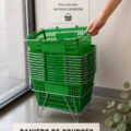 Sac à courses en plastique durable et élégant sur une table de cuisine.