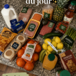 Panier de courses rempli de produits Aldi sur une table de cuisine