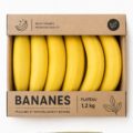 Un joli plateau de bananes présenté sur une table, rempli de fruits tropicaux