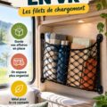 Un véhicule avec un filet de cargo bien installé contenant divers objets