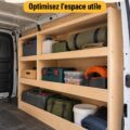 Étagère en bois dans un fourgon utilitaire bien rangé
