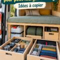 Intérieur d'un van bien rangé, montrant des solutions pratiques de rangement.