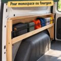 Espace de rangement astucieux dans une voiture utilisant l'espace au-dessus de la roue arrière.