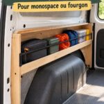 Espace de rangement astucieux dans une voiture utilisant l'espace au-dessus de la roue arrière.